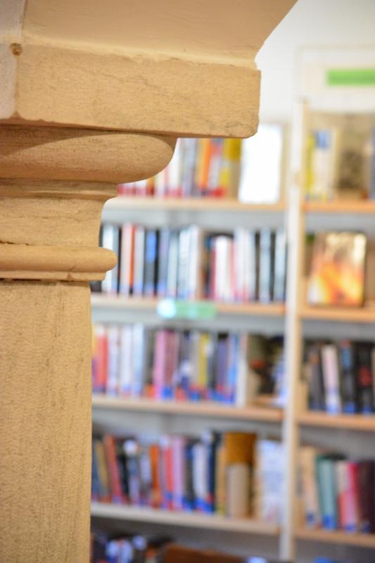 Säule, dahinter Bücher